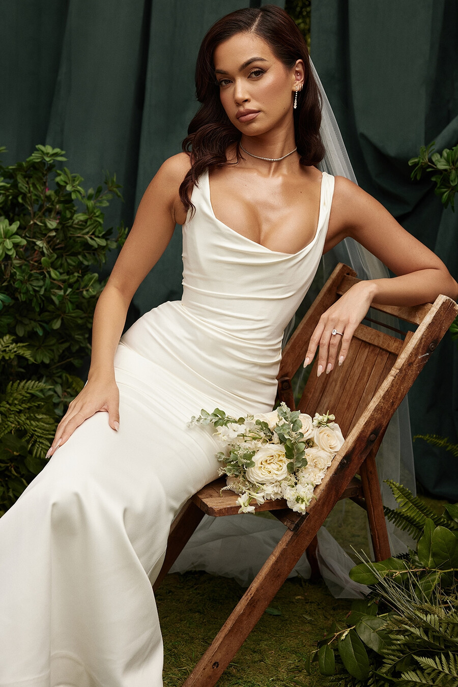 off-white satin sjöjungfru brudklänning