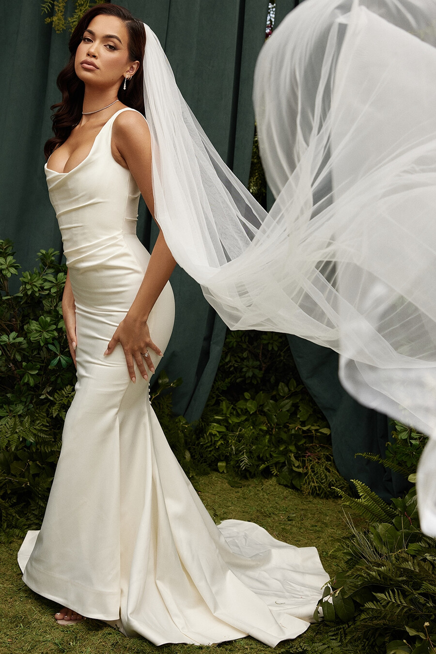 off-white satin sjöjungfru brudklänning