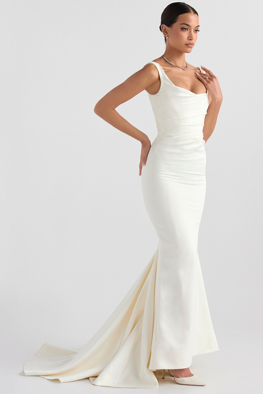 off-white satin sjöjungfru brudklänning