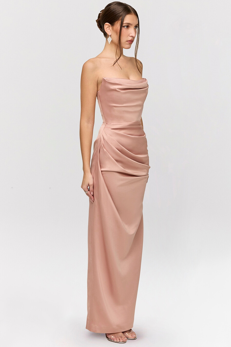 blush satin axelbandslös klänning