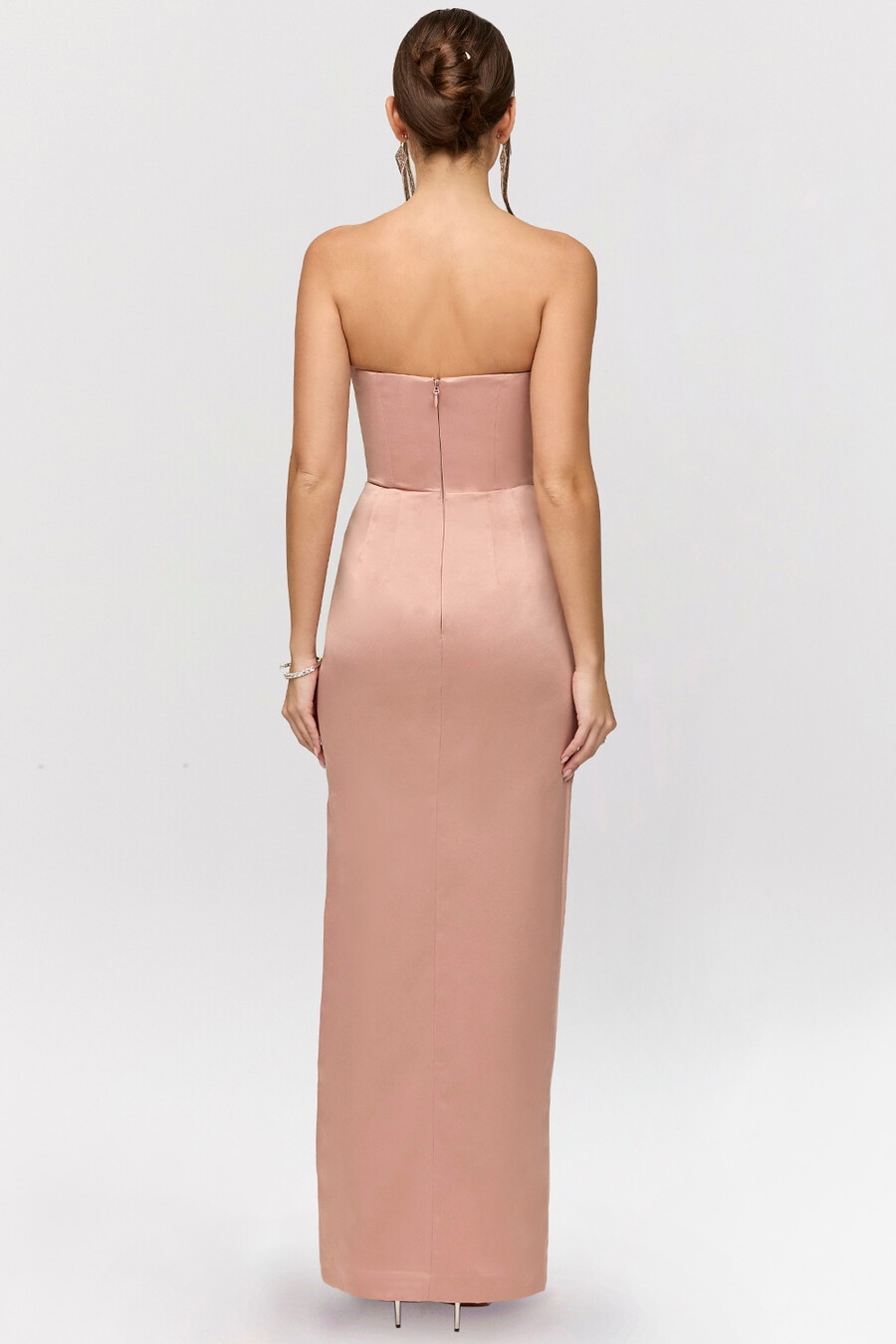 blush satin axelbandslös klänning