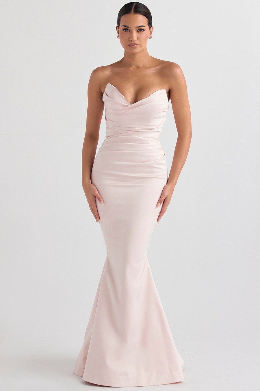 blush satin axelbandslös klänning