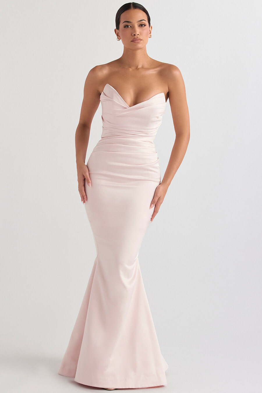 blush satin axelbandslös klänning
