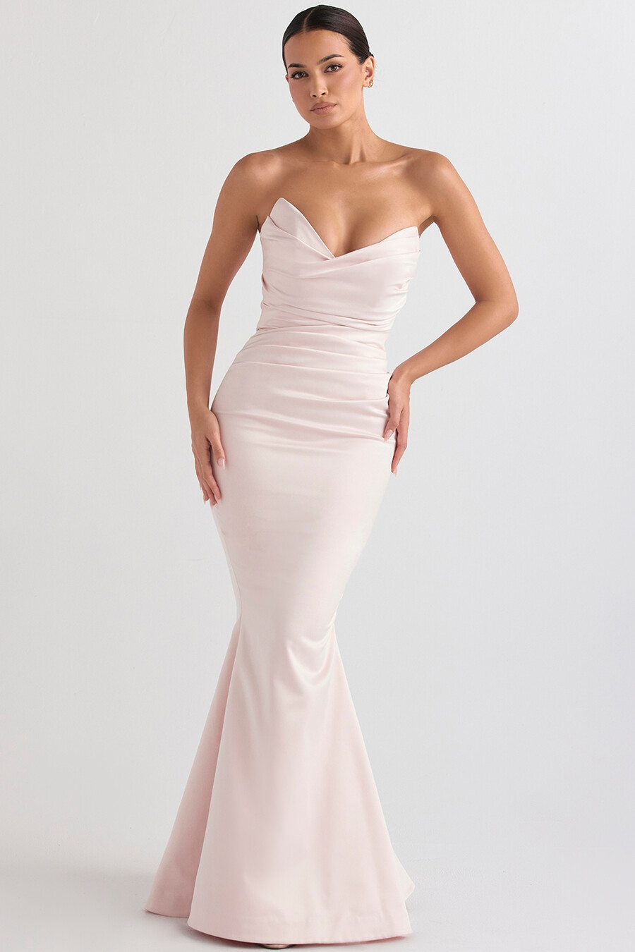 blush satin axelbandslös klänning