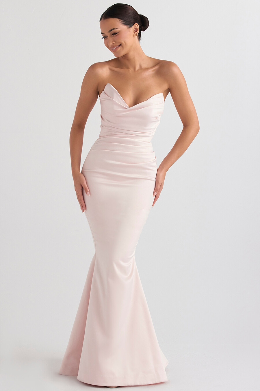 blush satin axelbandslös klänning