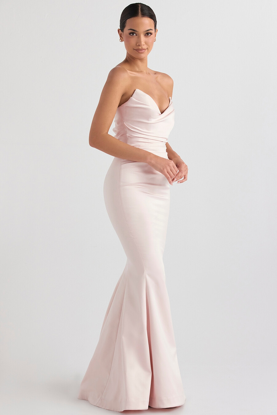 blush satin axelbandslös klänning