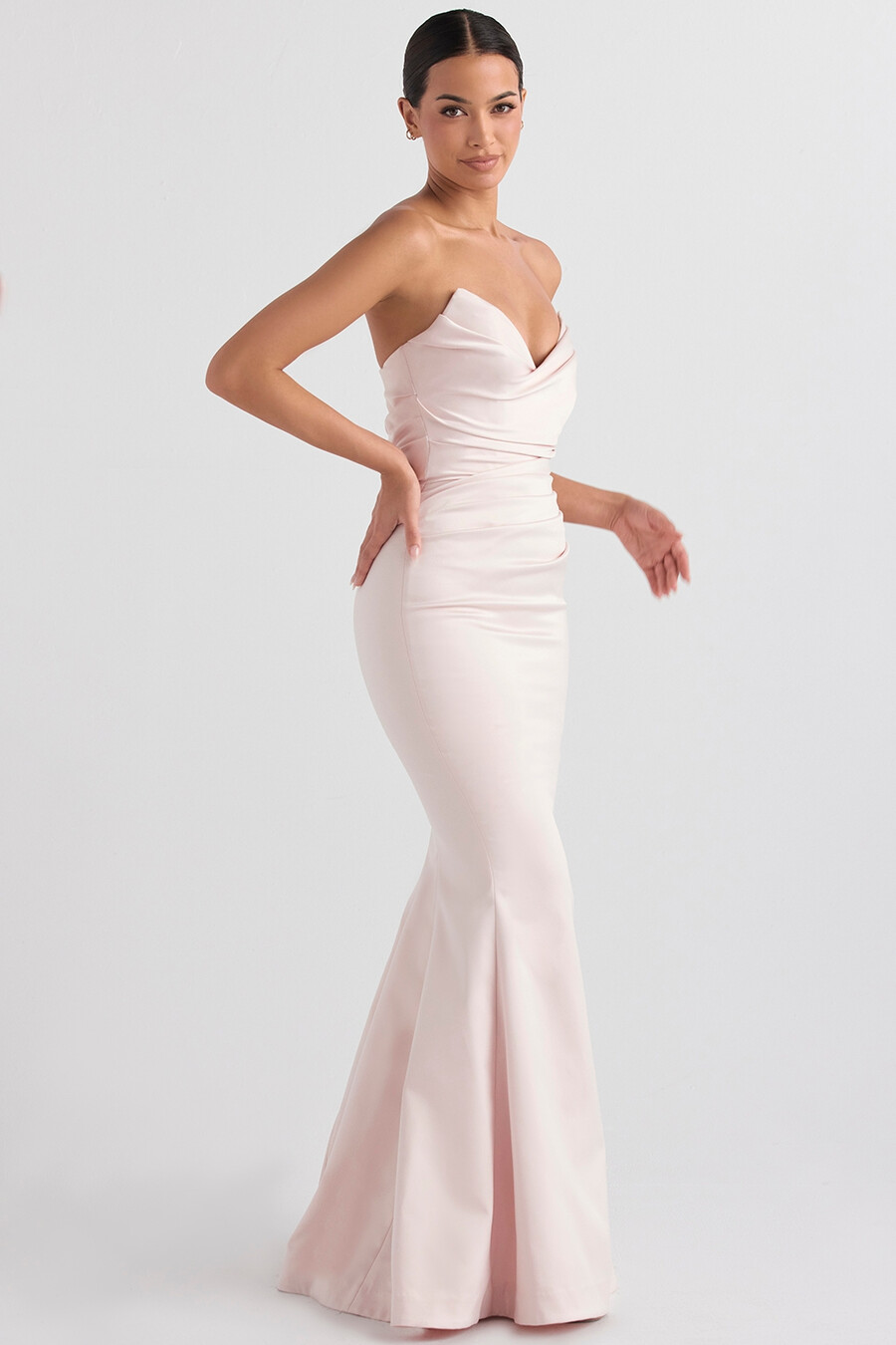 blush satin axelbandslös klänning