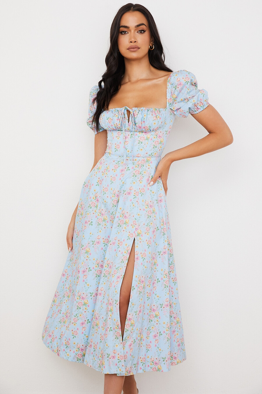 blå midiklänning med puffärmar och blommig vintagemotiv
