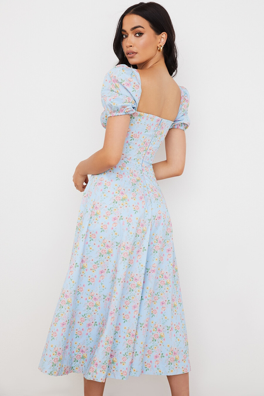 blå midiklänning med puffärmar och blommig vintagemotiv