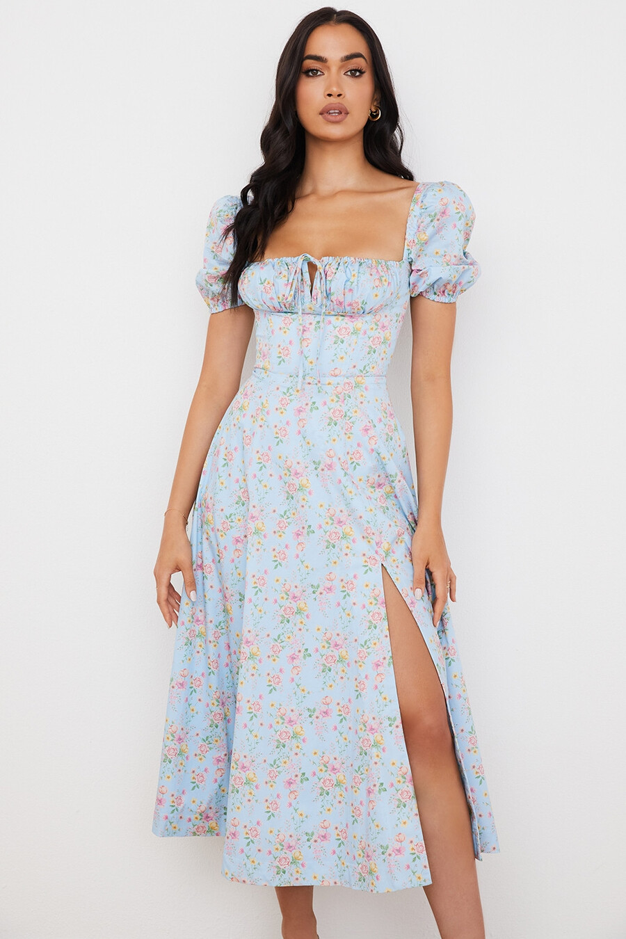 blå midiklänning med puffärmar och blommig vintagemotiv