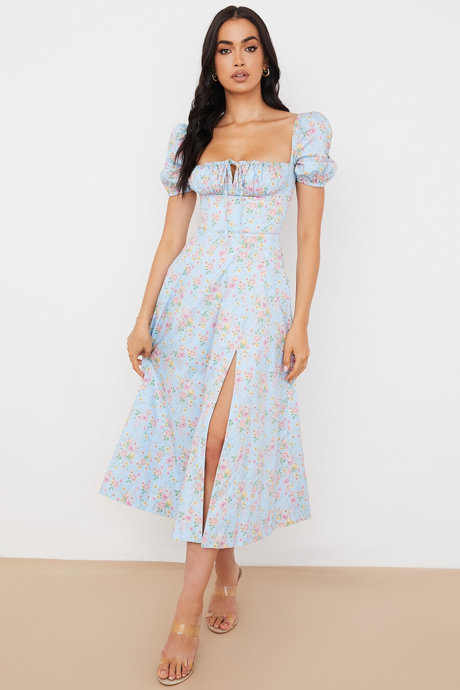 blå midiklänning med puffärmar och blommig vintagemotiv