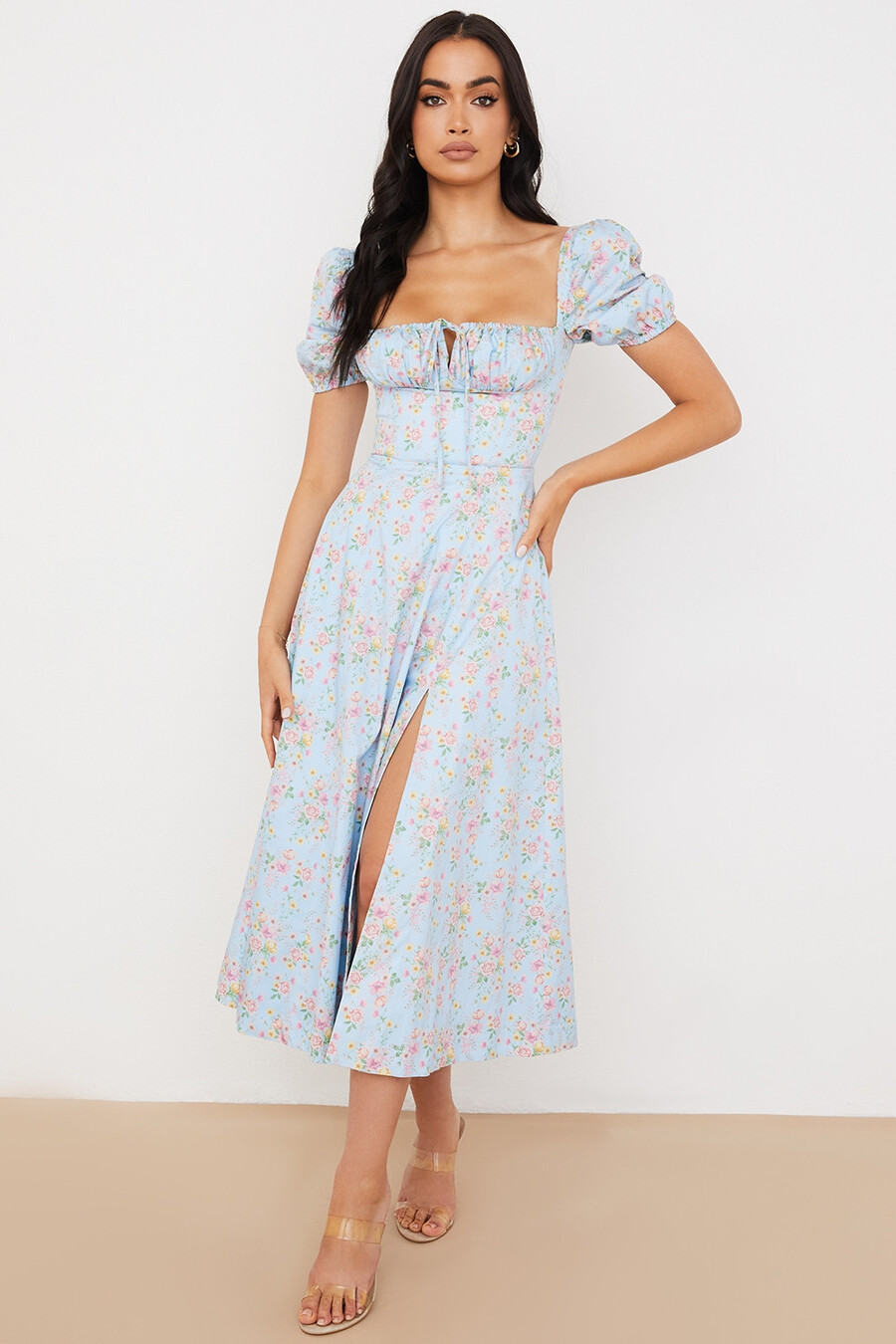 blå midiklänning med puffärmar och blommig vintagemotiv