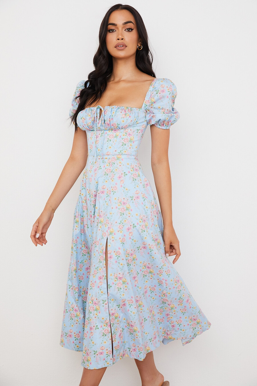 blå midiklänning med puffärmar och blommig vintagemotiv