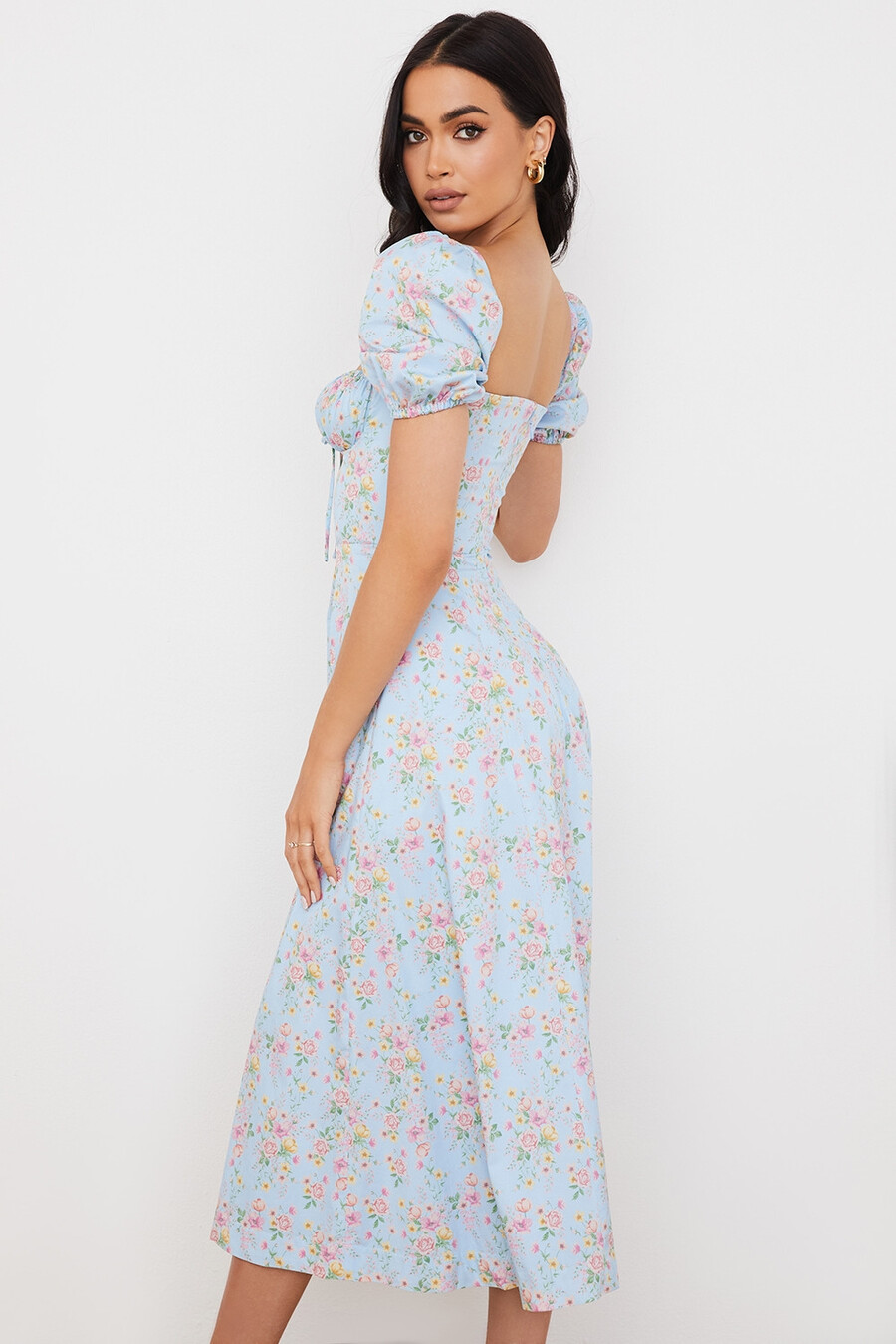 blå midiklänning med puffärmar och blommig vintagemotiv