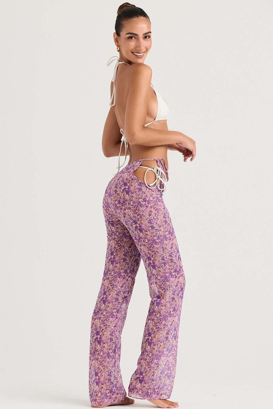 violetta blommiga utskurna byxor