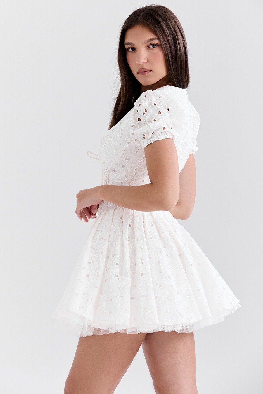 vit plisserad broderie anglais miniklänning