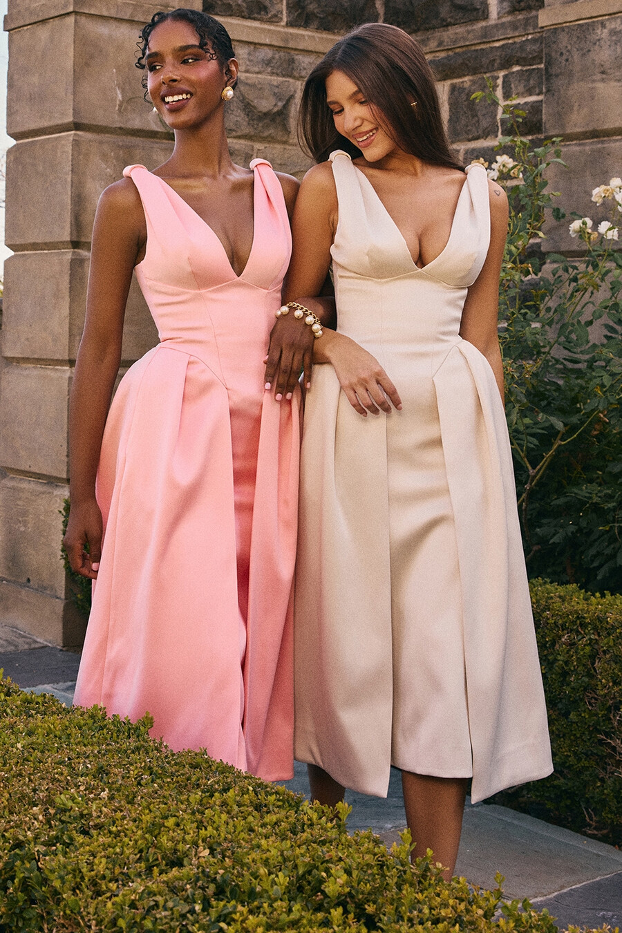 vintage krämfärgad plisserad midiklänning i satin