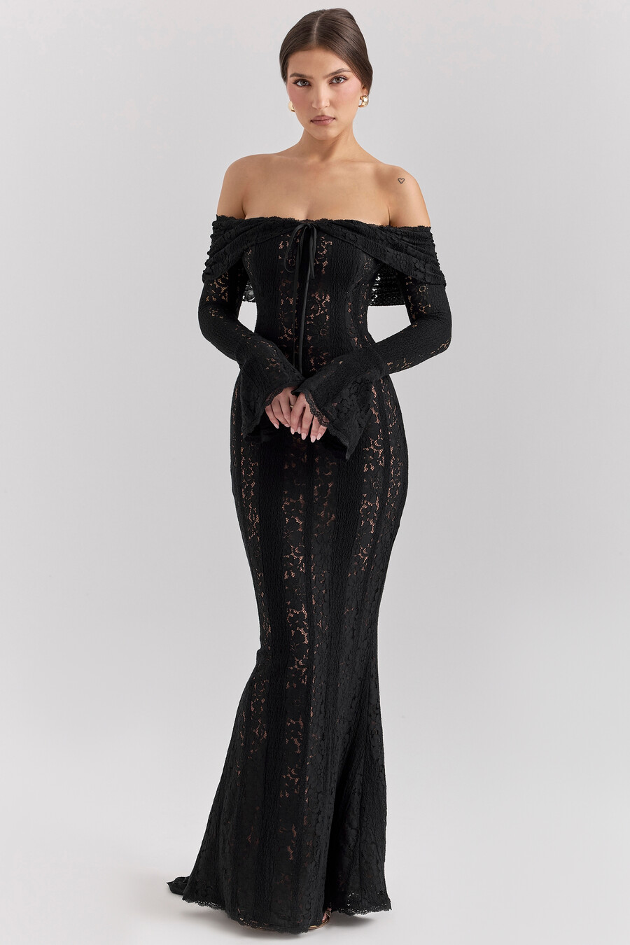 svart off shoulder blommig spets maxiklänning