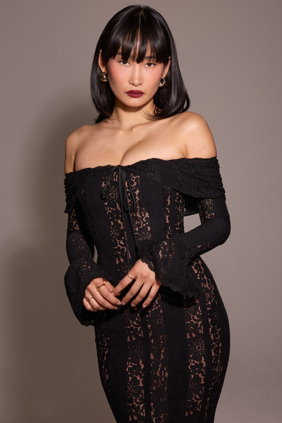 svart off shoulder blommig spets maxiklänning