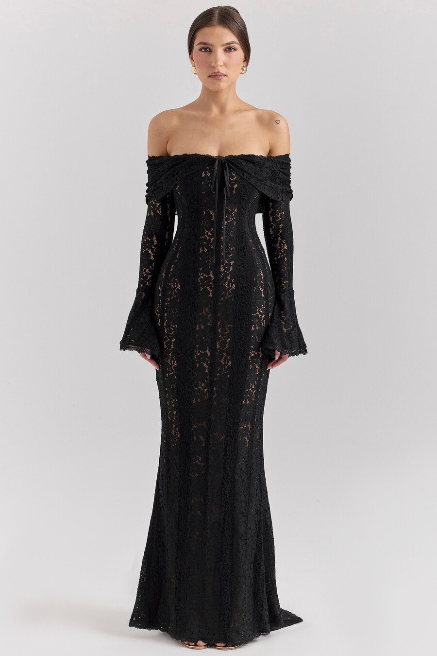 svart off shoulder blommig spets maxiklänning