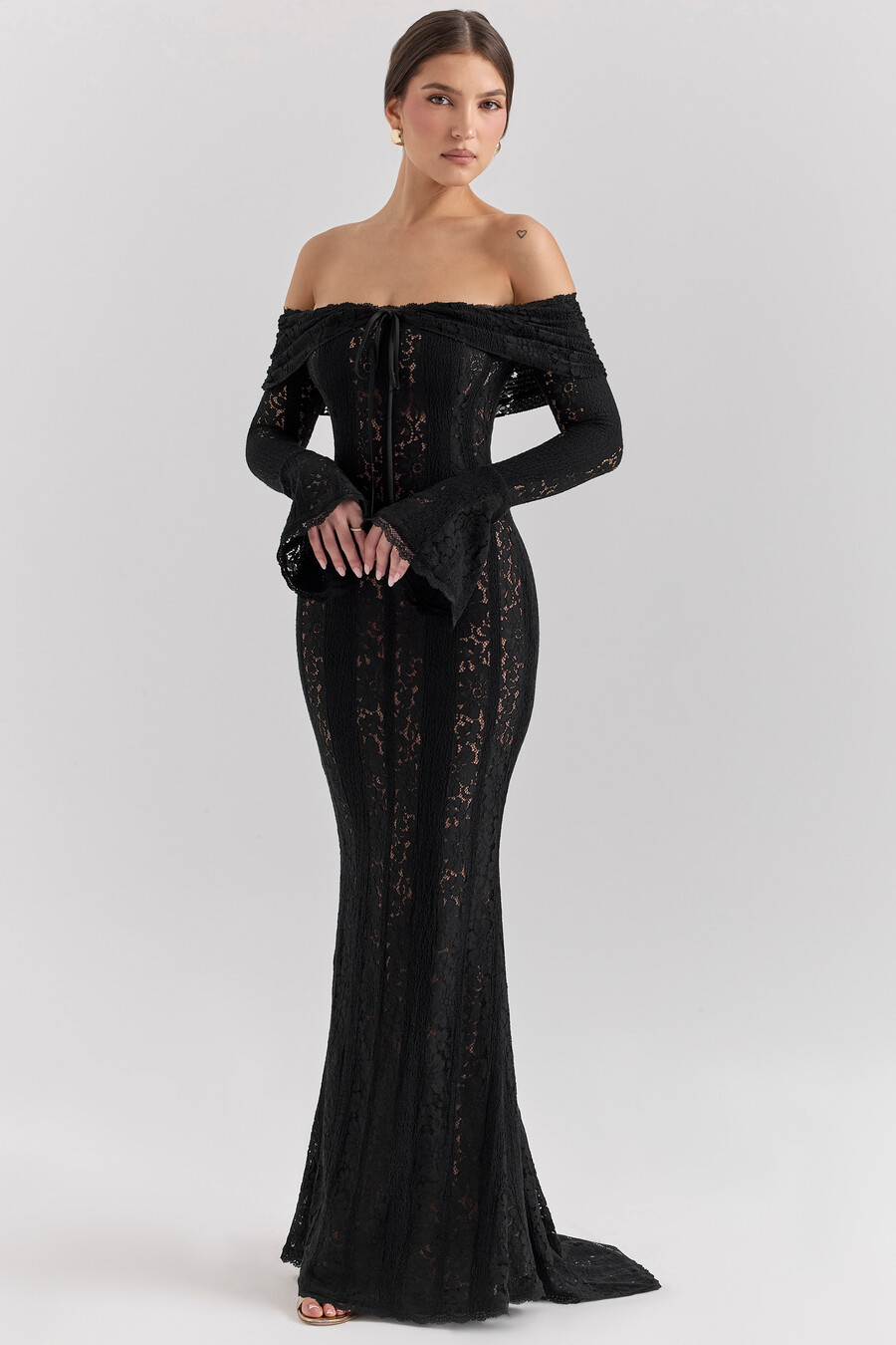 svart off shoulder blommig spets maxiklänning