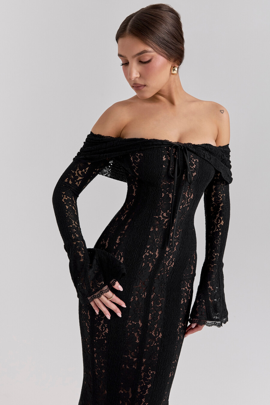 svart off shoulder blommig spets maxiklänning