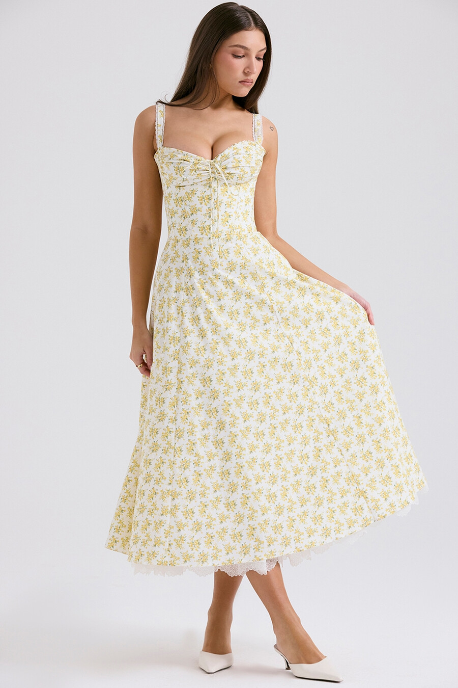 vit sommarklänning med bustier i bomull och blommönster i vintage-stil