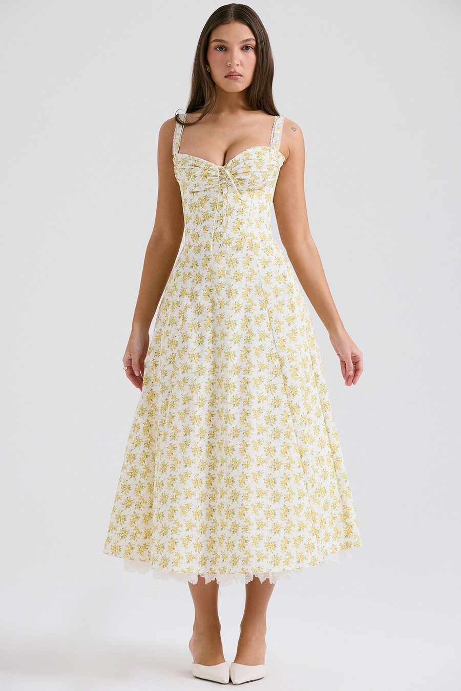 vit sommarklänning med bustier i bomull och blommönster i vintage-stil