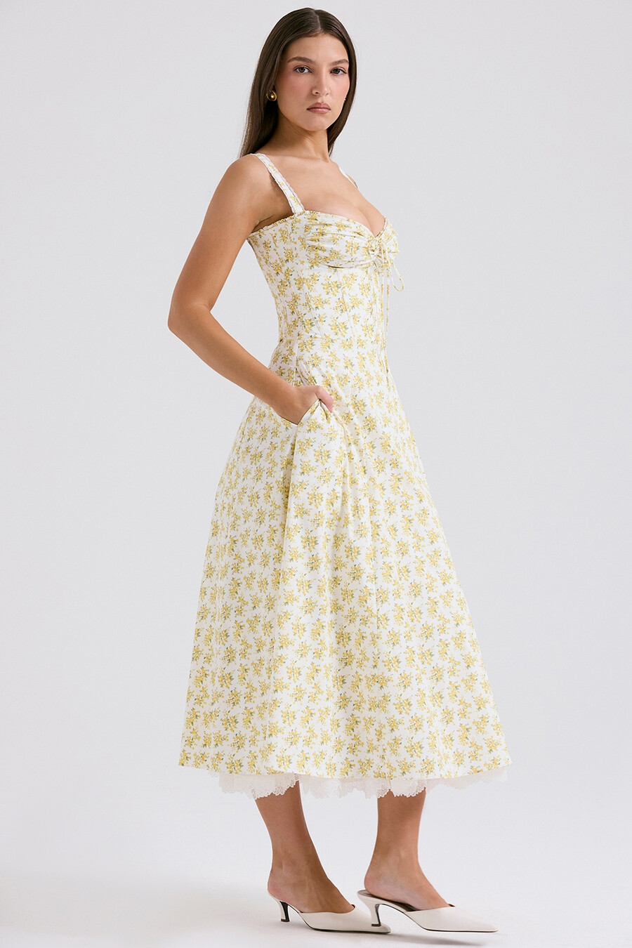 vit sommarklänning med bustier i bomull och blommönster i vintage-stil