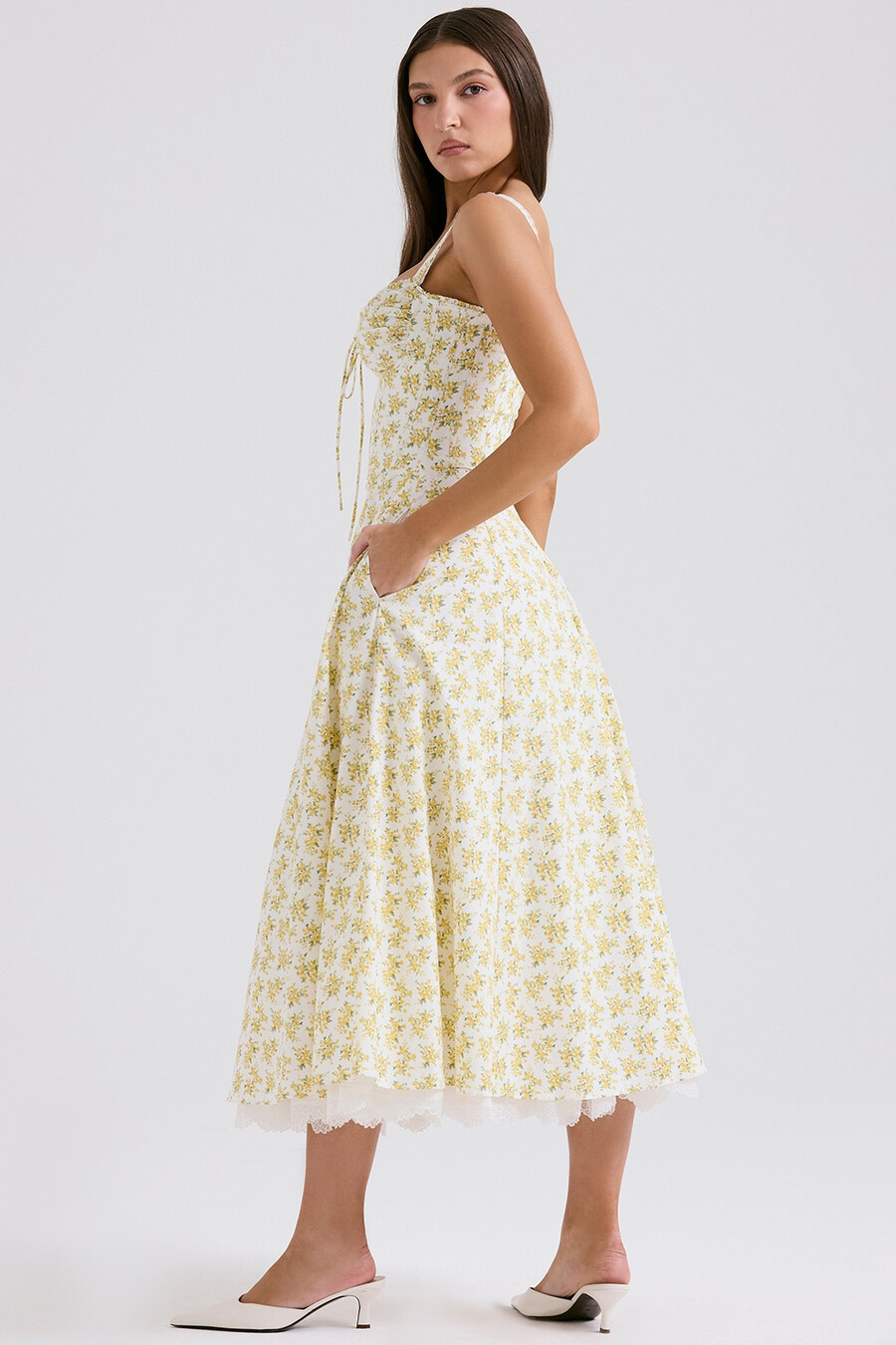 vit sommarklänning med bustier i bomull och blommönster i vintage-stil