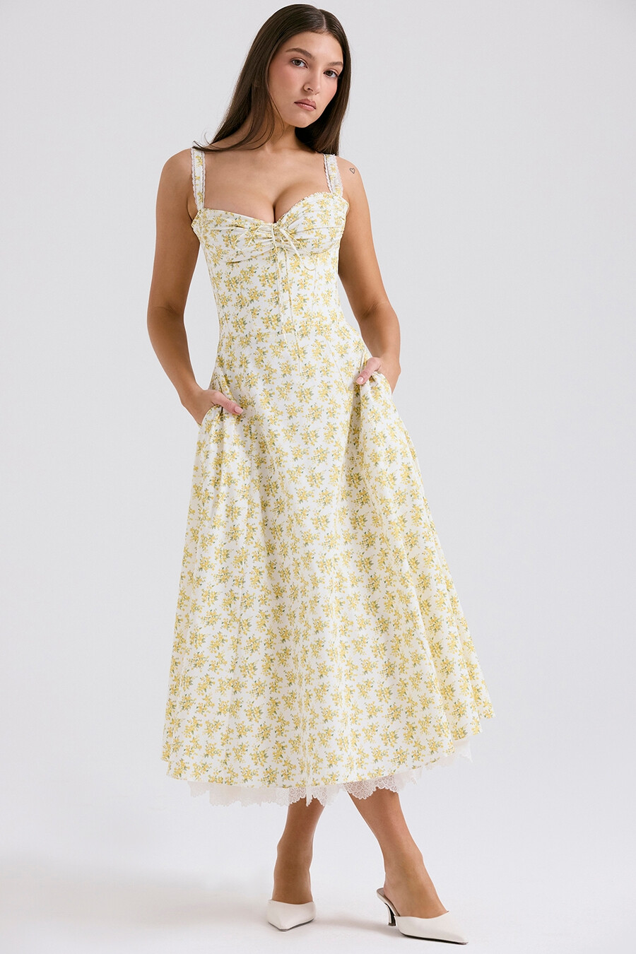 vit sommarklänning med bustier i bomull och blommönster i vintage-stil