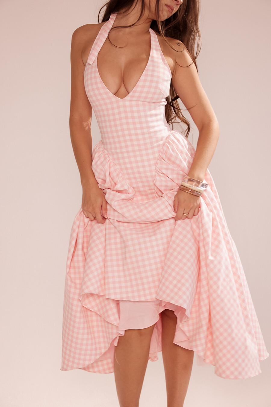 jordgubbs-shortcake gingham halter midi-sommarklänning