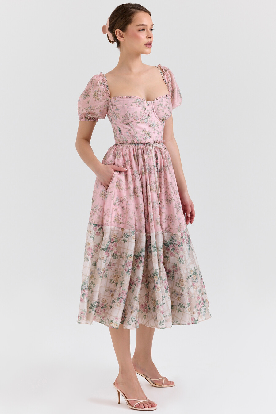 rosa blommig chiffongklänning i midimodell