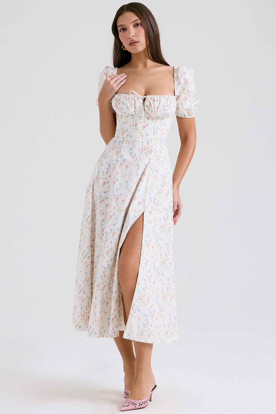 vit posy print bomullsklänning med puffärmar och midi-motiv