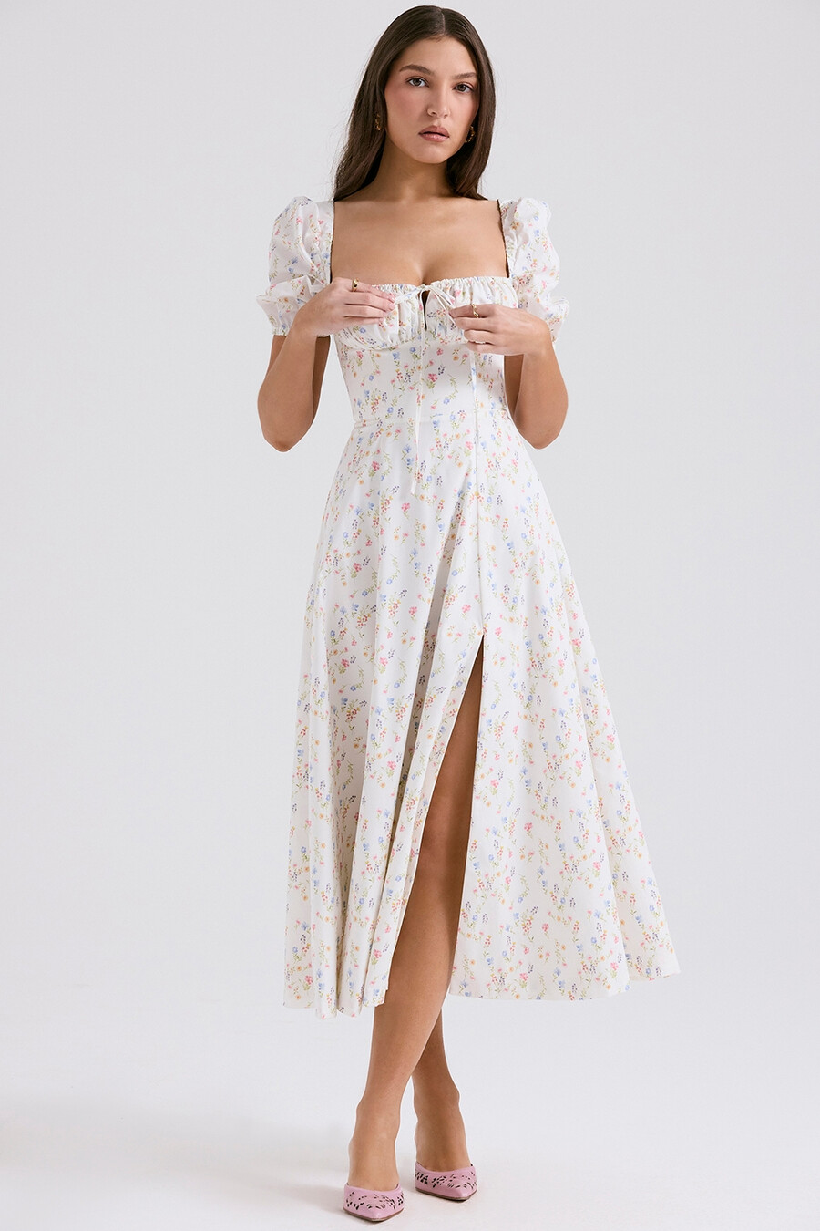 vit posy print bomullsklänning med puffärmar och midi-motiv