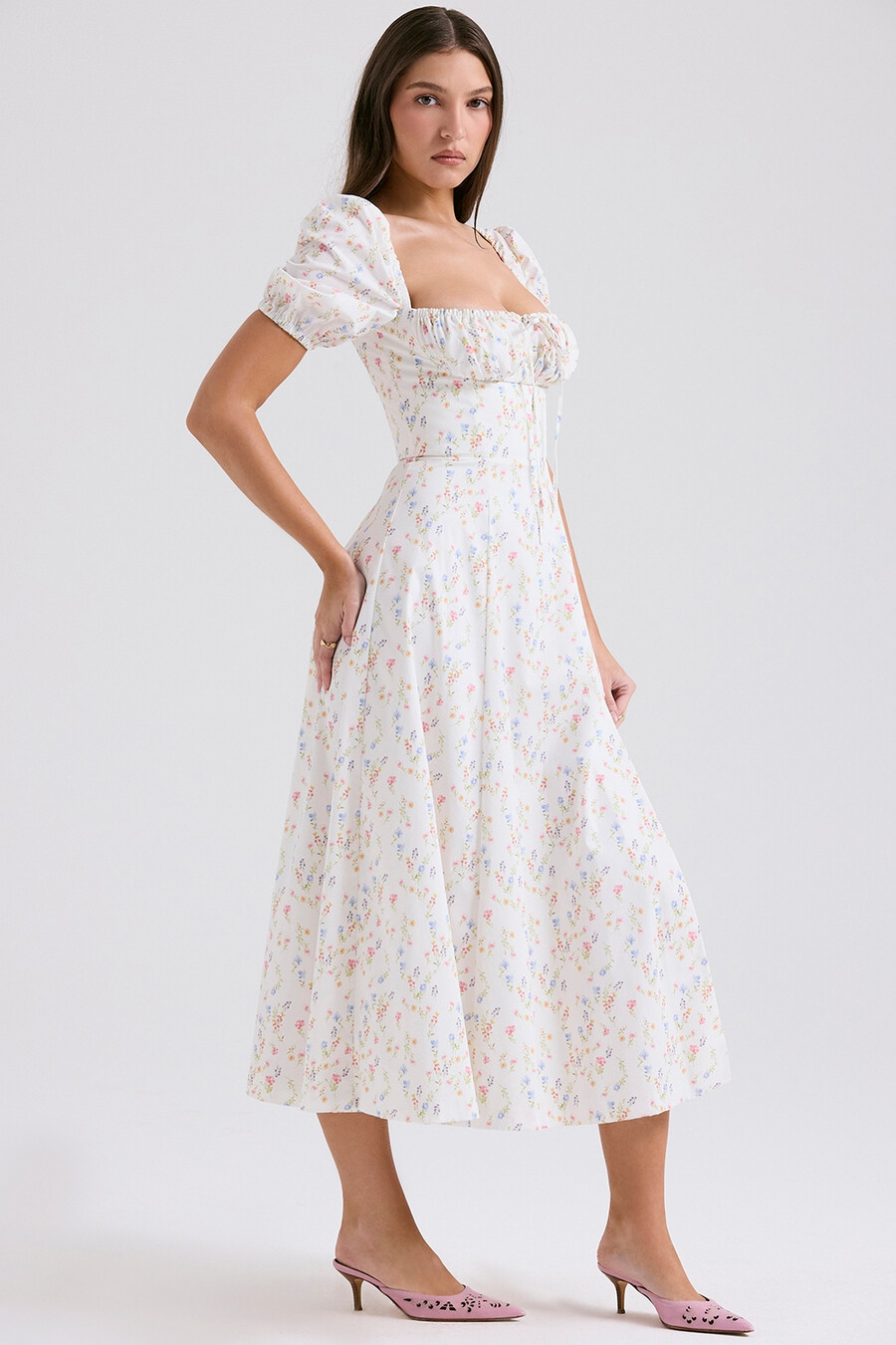 vit posy print bomullsklänning med puffärmar och midi-motiv