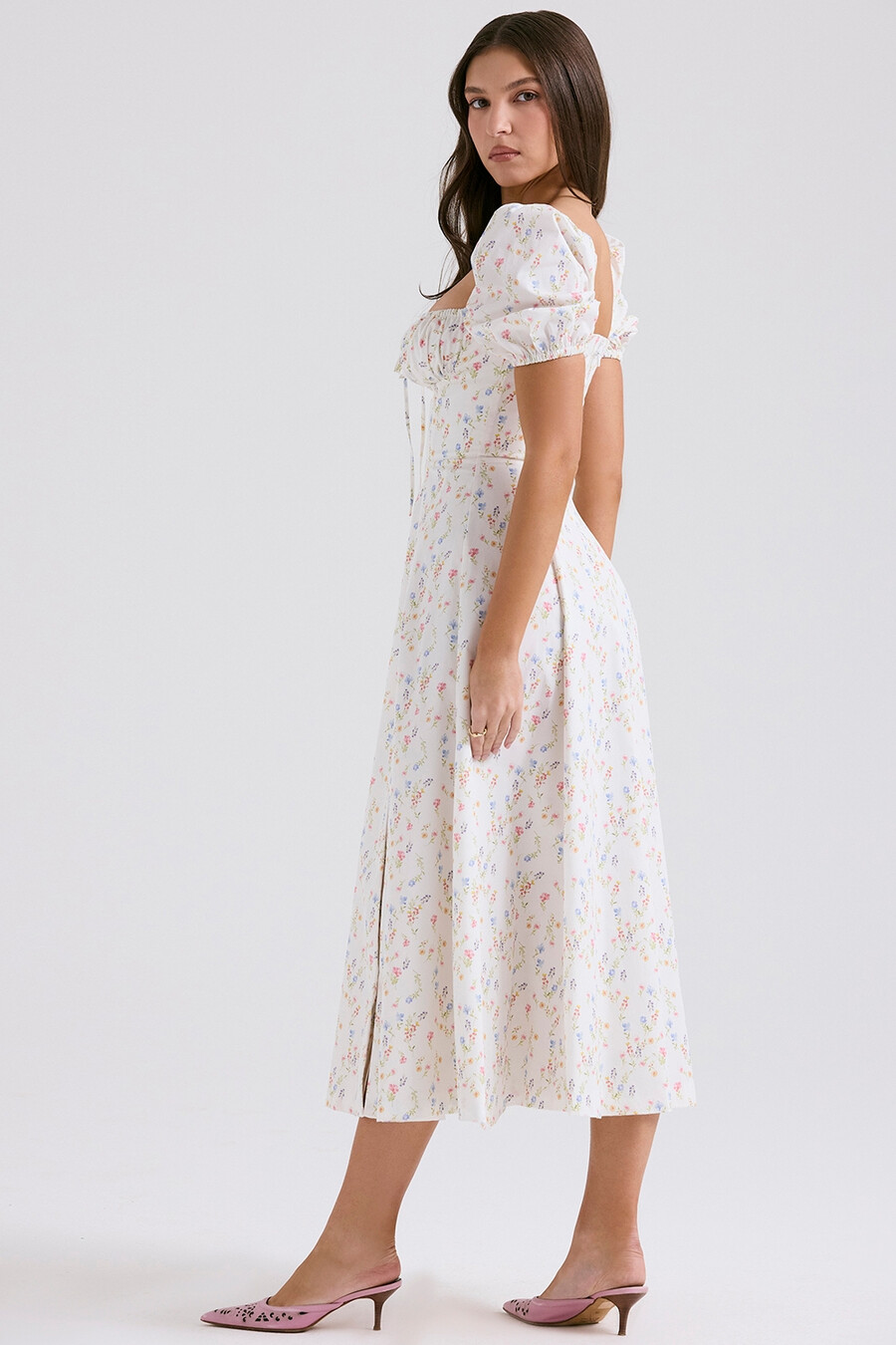 vit posy print bomullsklänning med puffärmar och midi-motiv