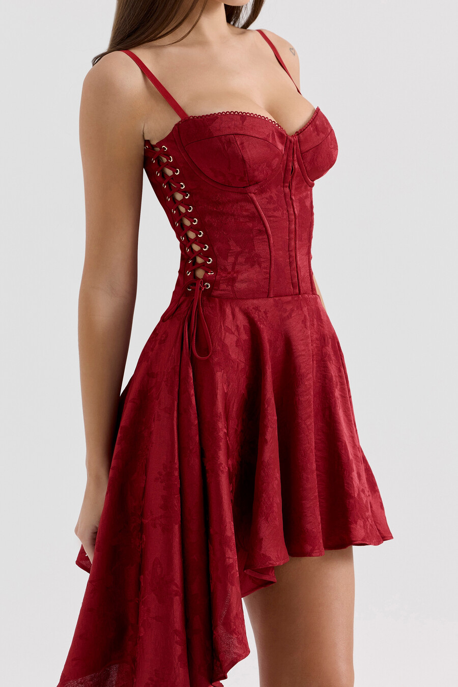 vinröd jacquard satin draperad miniklänning