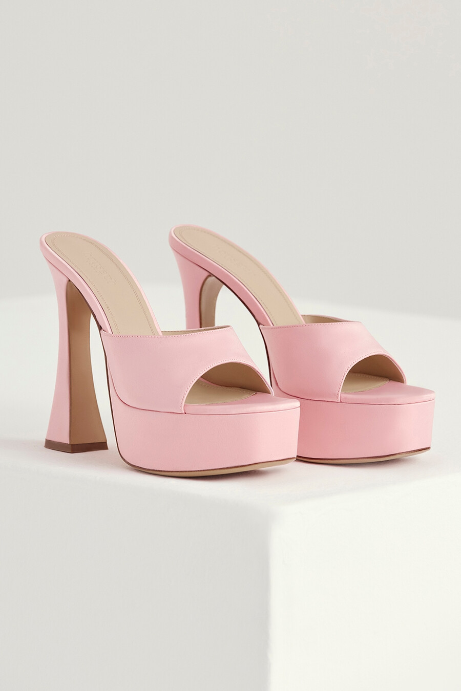 rosa platåslip-ins i satin
