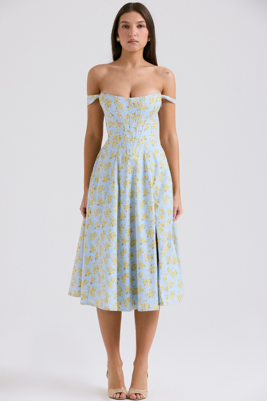 mjukblå sommarklänning i bomull med blommönster och vintagemönster