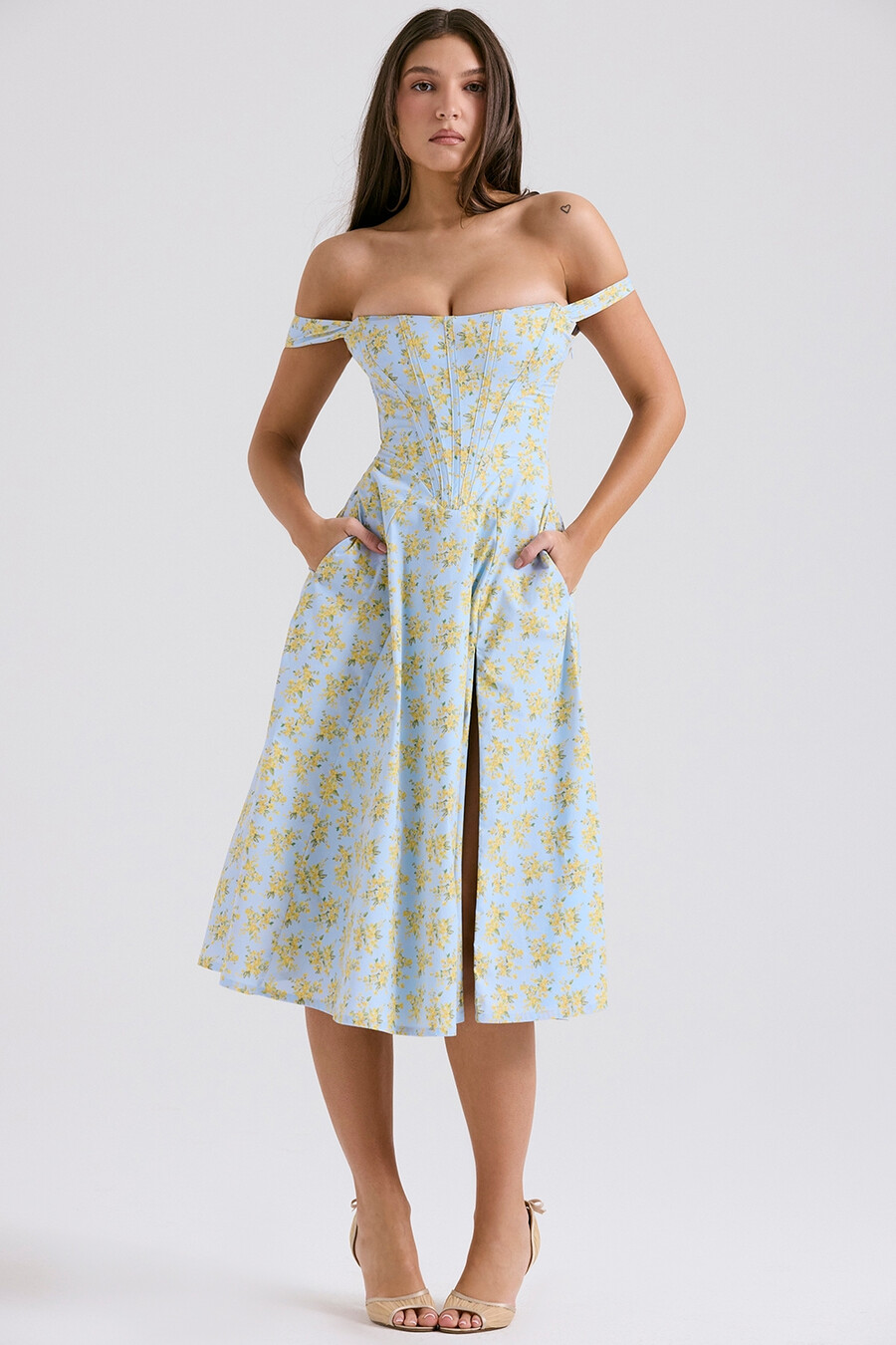mjukblå sommarklänning i bomull med blommönster och vintagemönster